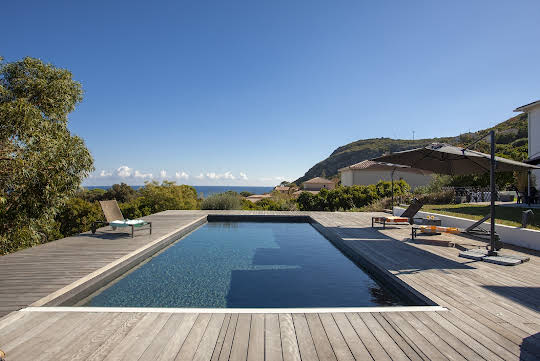 Villa avec piscine en bord de mer