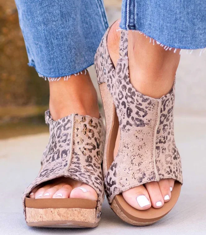 Sandalias de cuña para mujer con plataforma, puntera abierta y remaches. Elegancia y comodidad para tus pies, ideales para cualquier ocasión.