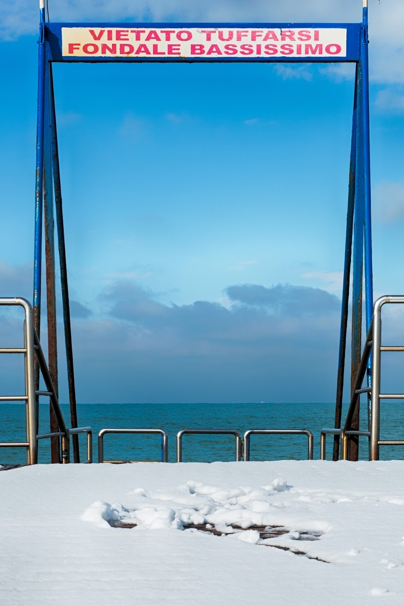 Snow on the beach di Miki Sarace