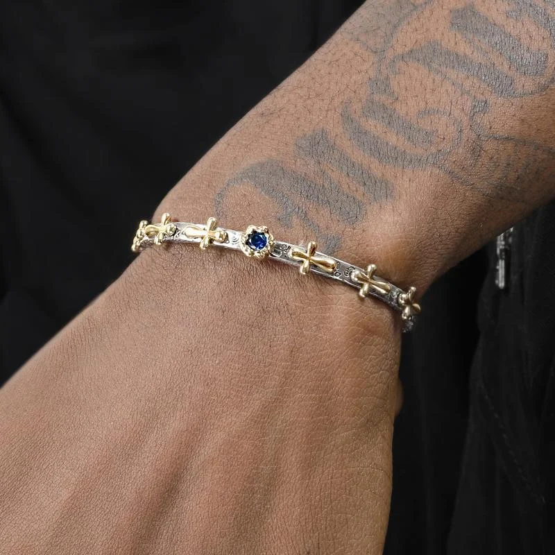 Brazalete Cruz Vintage Plata de Ley S925 Un accesorio elegante y atemporal para hombres y mujeres. Diseño sofisticado y duradero, perfecto para uso diario.