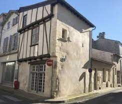 Vente maison 4 pièces 84.33 m² à Saint-Jean-d'Angély (17400), 137 800 €