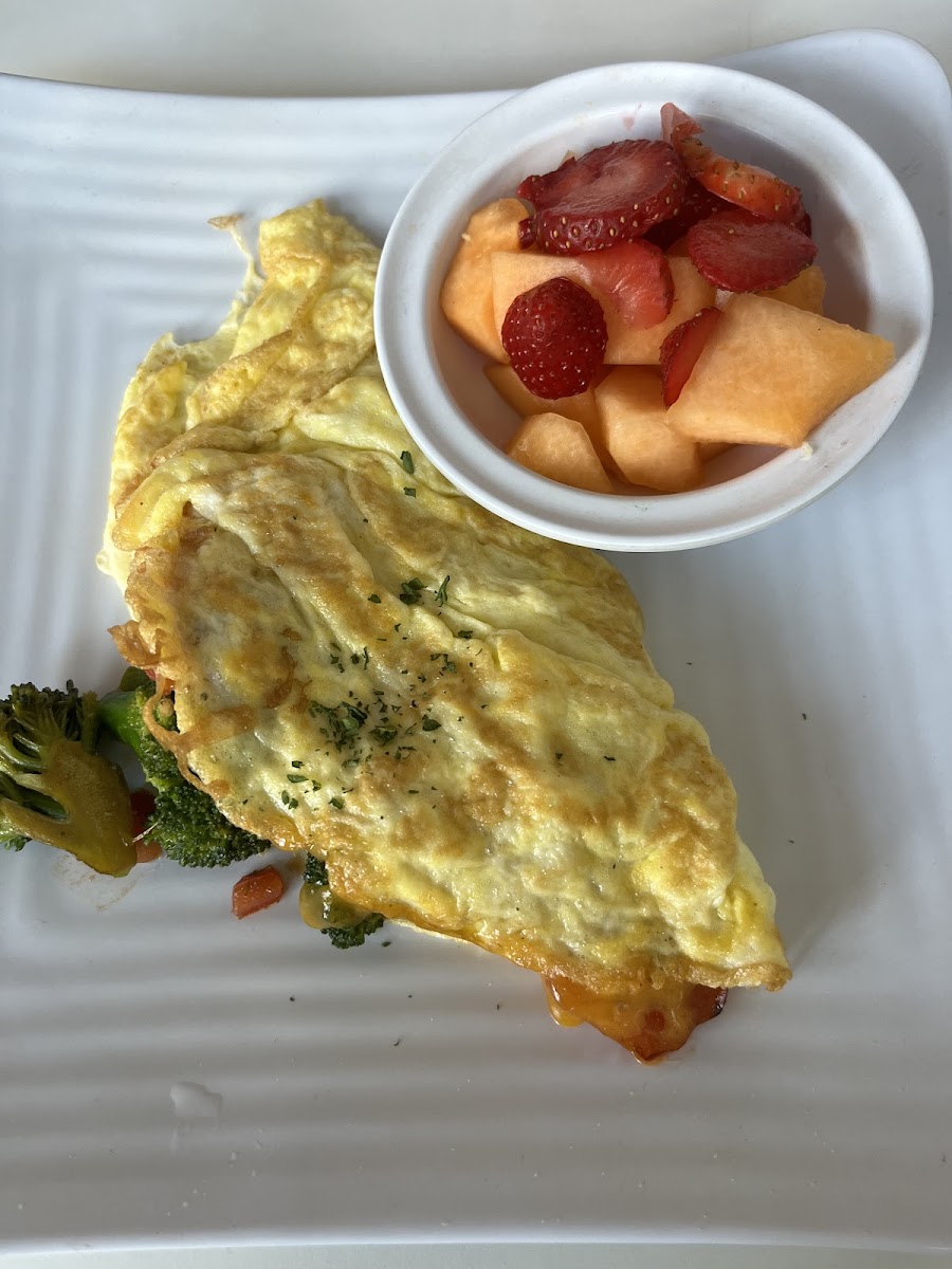 Broccoli cheddar omlete with fresh fruit