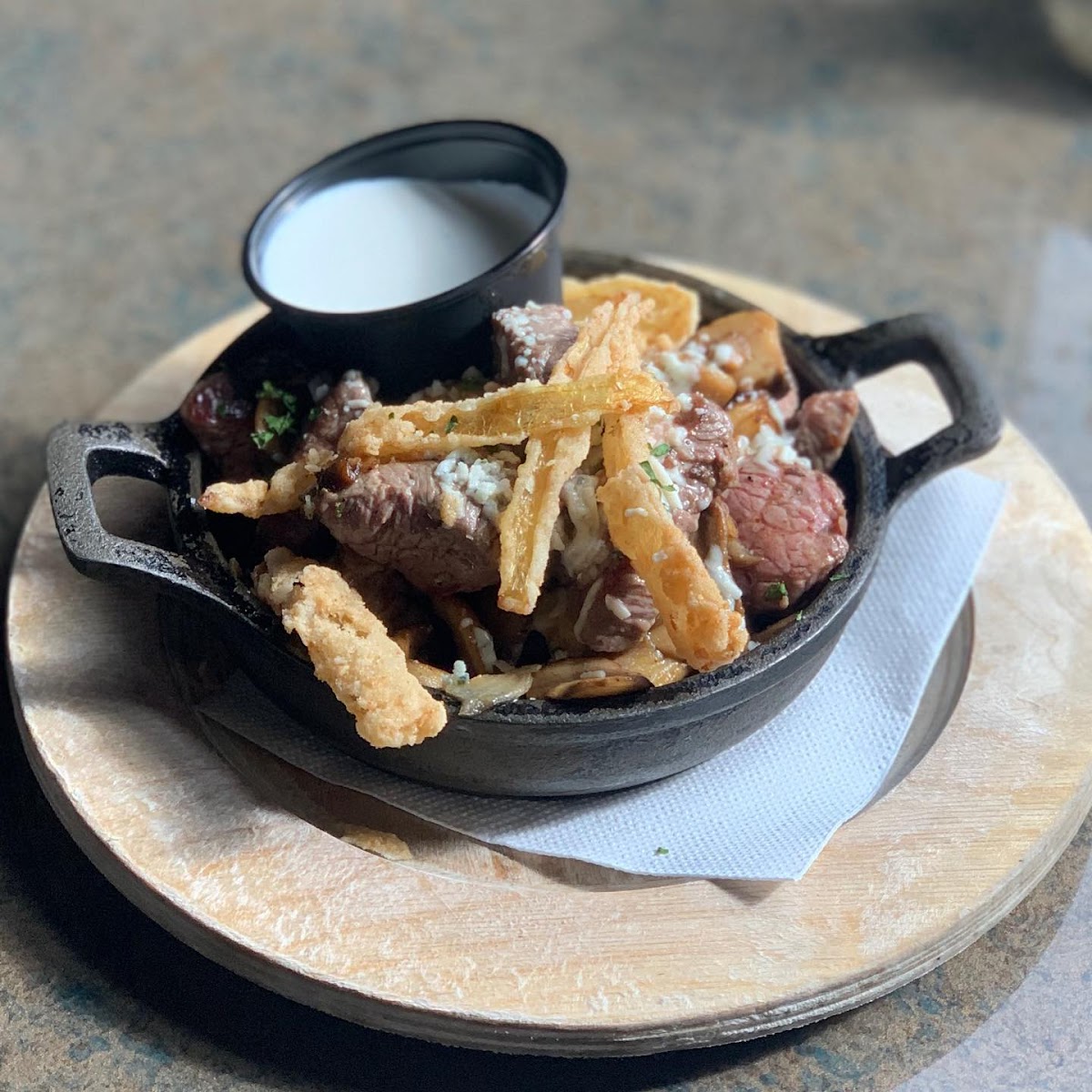 Steak bites topped with gluten free crispy onions, gorgonzola, sautéed mushrooms and a side of horseradish cream