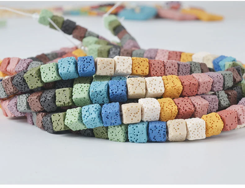 Acessórios de bijuteria DIY com contas de rocha vulcânica colorida feitas à mão. Crie joias únicas e personalizadas.