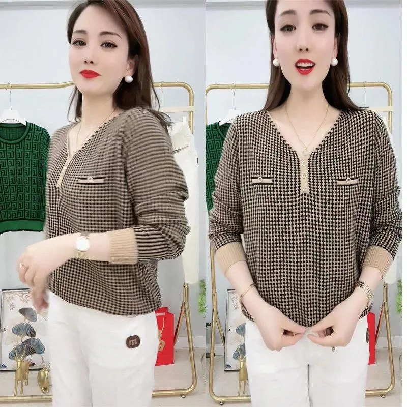 T-shirt col V manches longues ample pour femmes, style décontracté et confortable pour mamans. Parfait pour un look quotidien.
