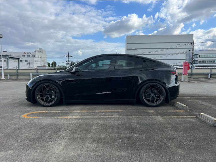 モデルYの車が好きな人と繋がりたい・テスラ・車高調・車・teslaに関するカスタム事例の投稿画像1枚目