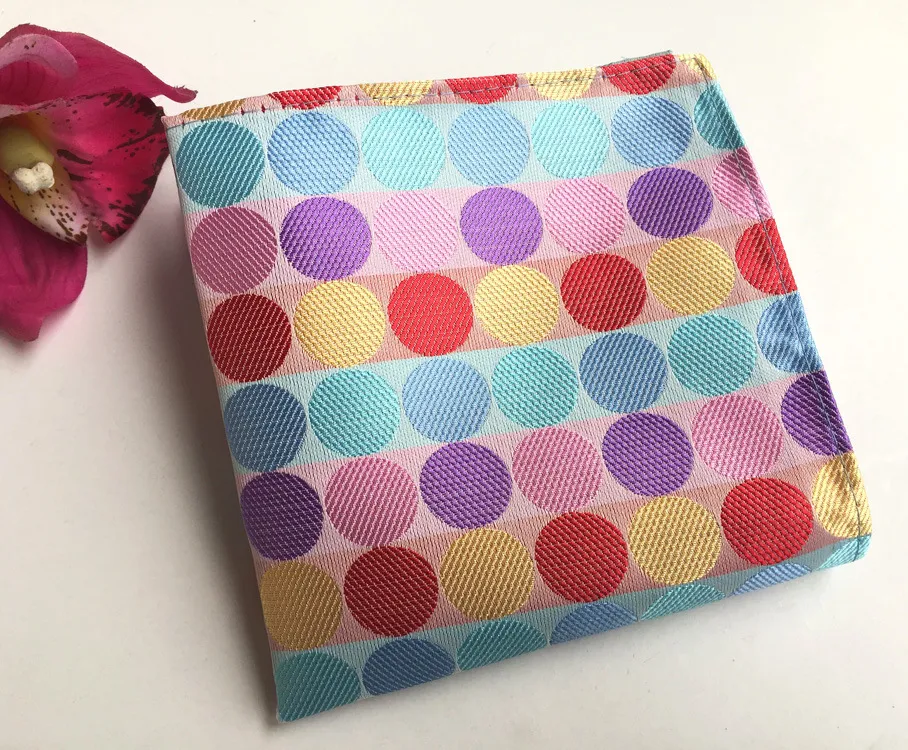 Pochette de costume à pois larges, accessoire de mode élégant et intemporel pour compléter votre costume et rehausser votre style.