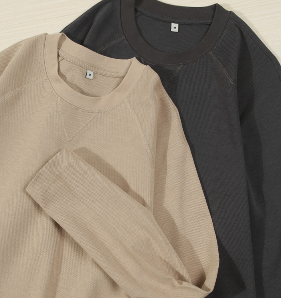 Maglietta da uomo con maniche raglan in cotone twill double face, tinta unita, comfort e stile per un look casual quotidiano.