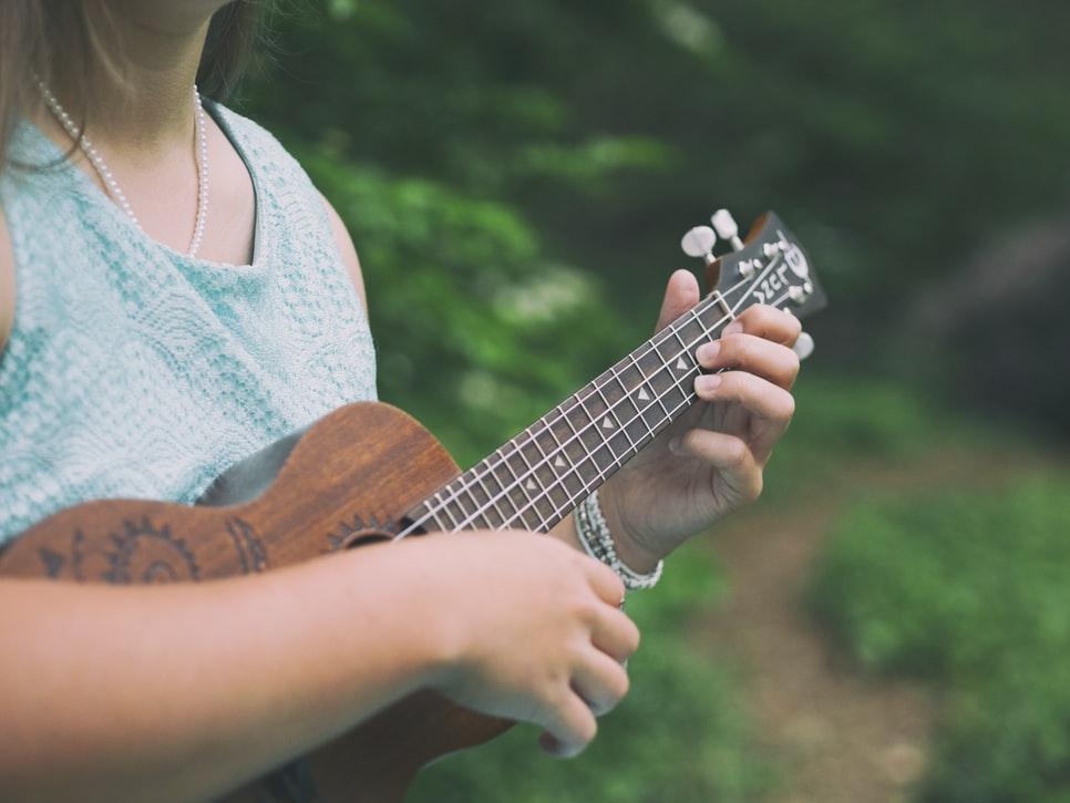 4 Great Ways For Left-Handed People To Play The Ukulele – Ambi Uke