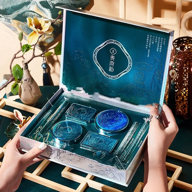 Set od osam delova Air Cushion ruževa za besprekorne usne i nežan izgled. Jednostavno nanošenje i dugotrajnost za savršen makeup.