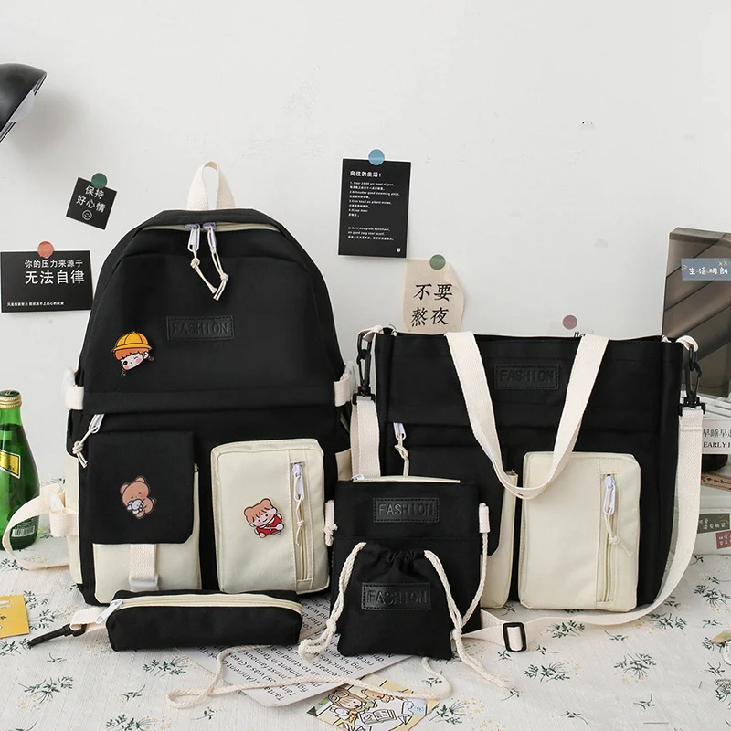 Mochila Estudantil Universitária de Lona com Cinco Peças e Cores Contrastantes. Conforto e organização para seus estudos e dia a dia.