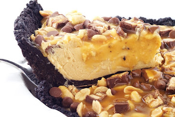 Snickers Peanut Butter Oreo Pie