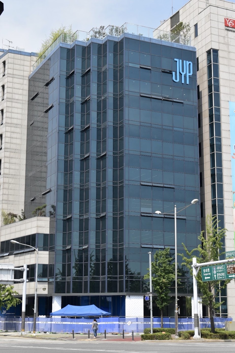 JYP_Entertainment_building_in_the_Gangdong_District