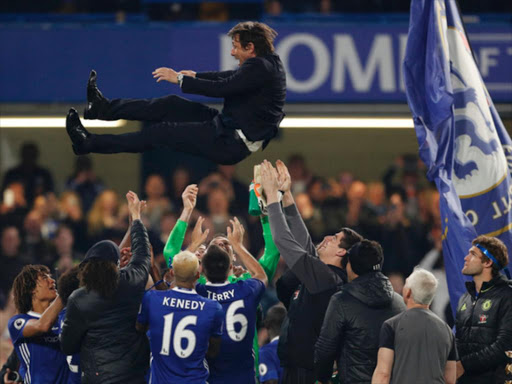 Chelsea players celebrate with manager Antonio Conte after the Premier League match with Watford at Stamford Bridge, May 15, 2017. /REUTERS