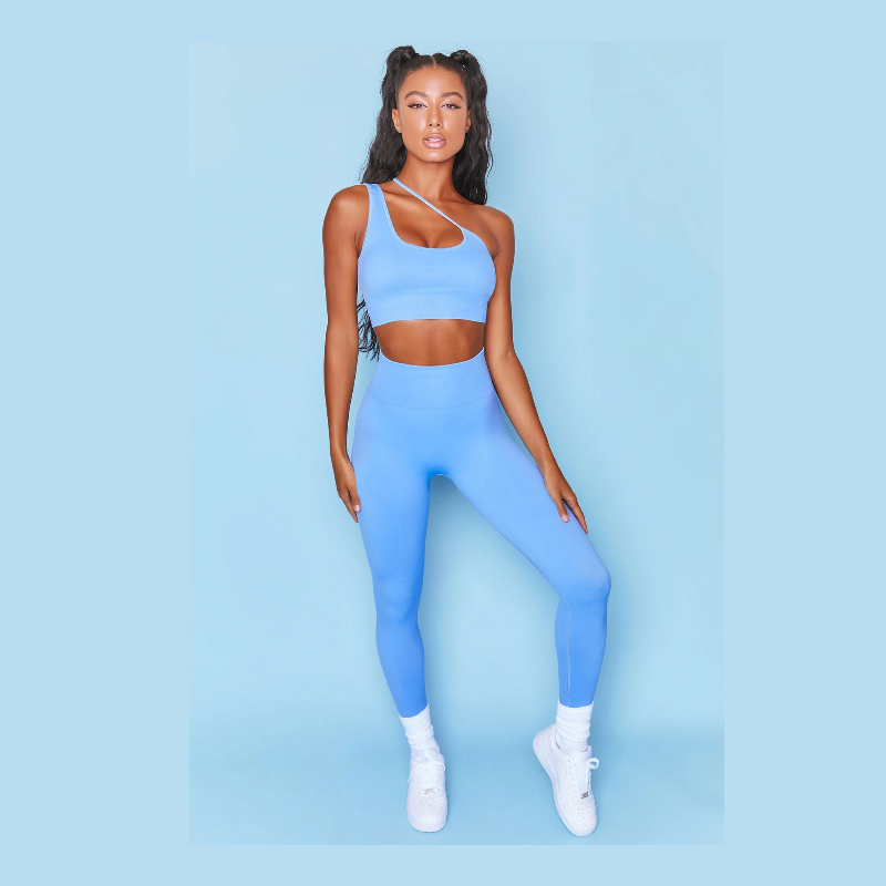 Roupa de yoga feminina sem mangas com alças, alta elasticidade. Conjunto fitness perfeito para exercícios e movimentos livres com conforto.