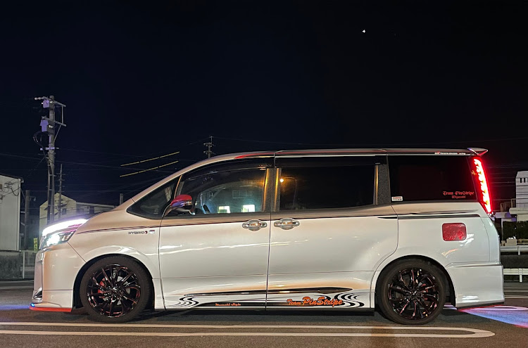 ヴォクシーのチームピンスト・No.001・武蔵Style・ダークシルバー・レッドオレンジに関するカスタム事例の投稿画像2枚目