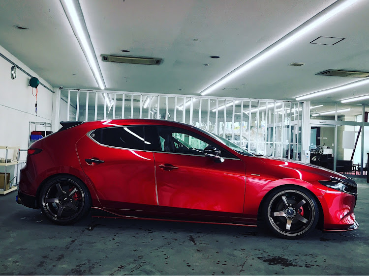 MAZDA3のオートエクゼラムエアーインテークシステム・ADVAN Racing GT BEYOND・キーパーラボに関するカスタム事例の投稿画像1枚目