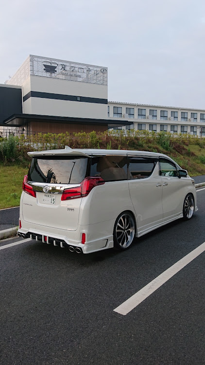 アルファードの#コンプリートカー・#エムズスピード・仕事終わりにパシャリ・今日も一日お疲れ様でした。・嫌な梅雨、変なホテルの前でに関するカスタム事例の投稿画像2枚目