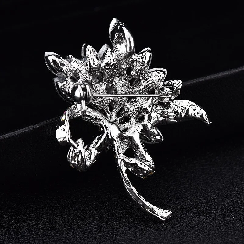 Blumen- und Diamantbrosche für funkelnde Eleganz. Verleiht jedem Outfit einen Hauch von Luxus und unterstreicht Ihren individuellen Stil.