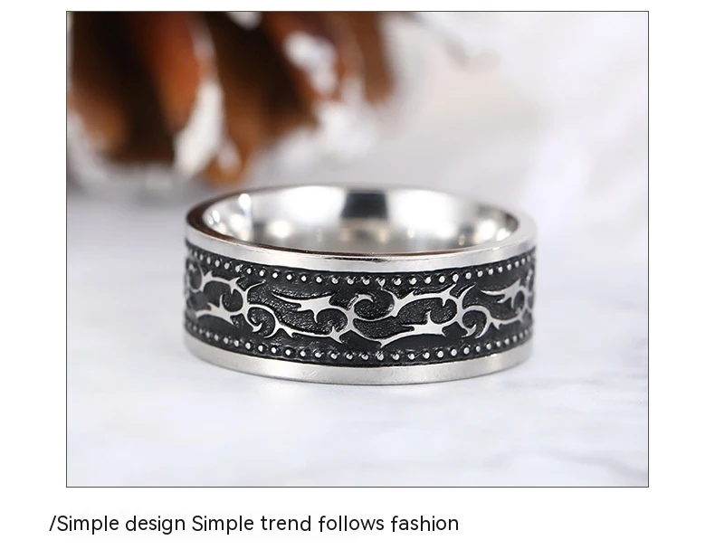 Bague homme en acier titane Grease. Solide, élégante et hypoallergénique. Durable et parfaite pour un usage quotidien. Un accessoire pour homme moderne.