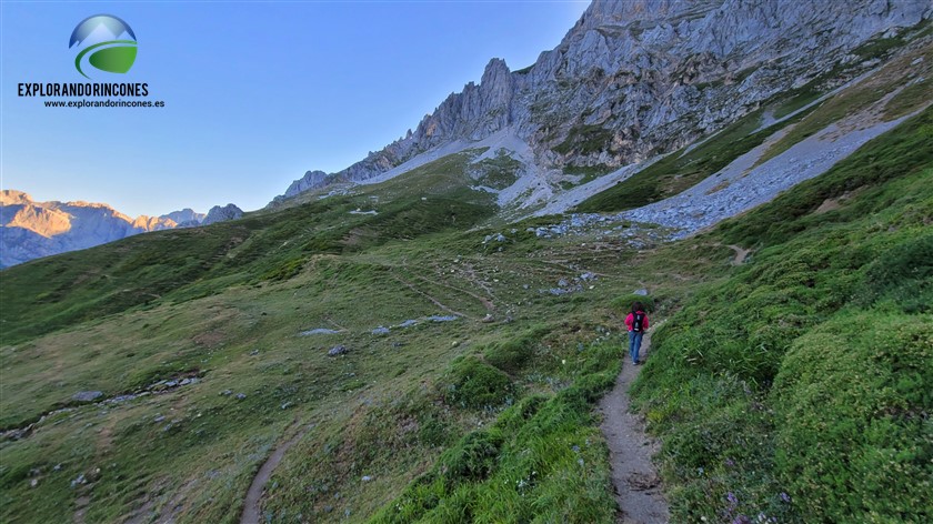 Torre del Friero con Niños en el macizo central de los PICOS DE EUROPA