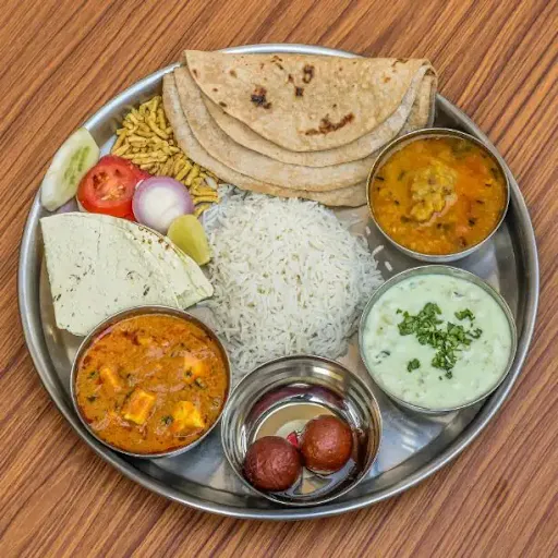 6 Roti+Dal Makhani+Shahi Paneer+Boondi Raita [Serves 2]