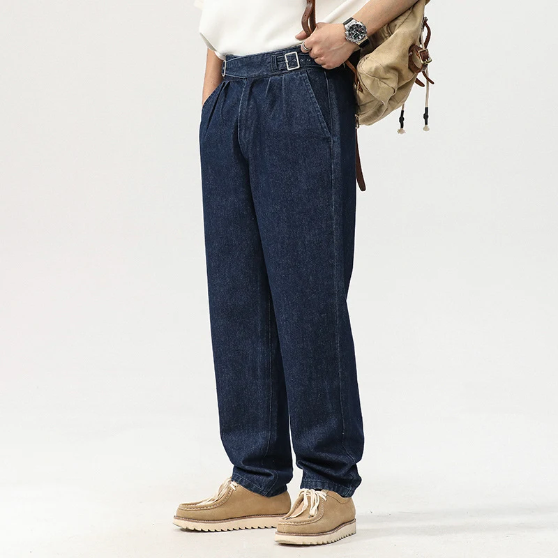 Jeans rectos de mezclilla azul de cintura alta para hombre perfectos para un ajuste cómodo y moderno, ideales para el uso diario.