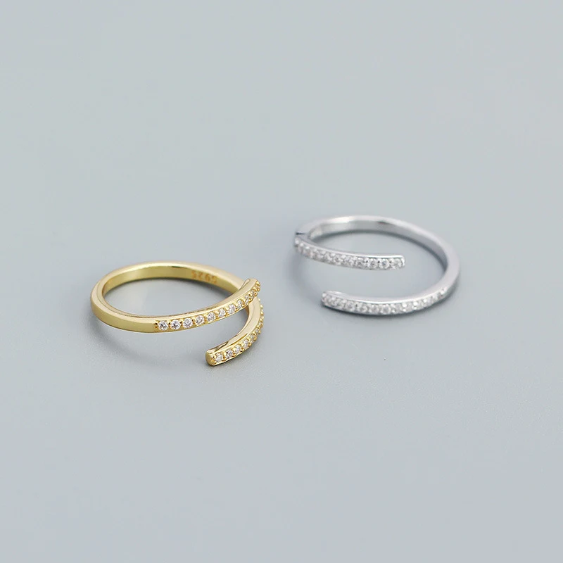 Inlegzirkonia geometrische ring. Een stijlvol sieraad voor dames, perfect om je look te verfraaien en een vleugje glamour toe te voegen.
