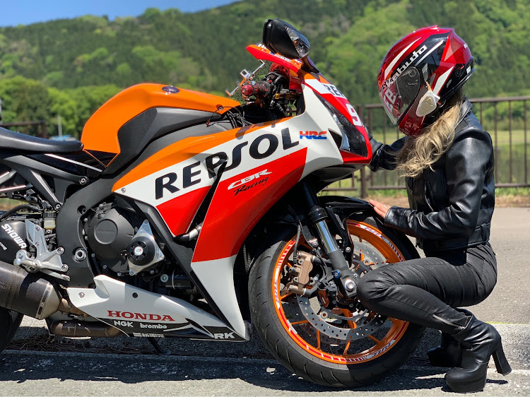 SLのメルセデスベンツ・妹・キャンギャル・a-queen・総集編に関するカスタム事例の投稿画像16枚目