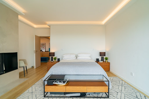 Bedroom with double bed and fireplace - Prestige property for sale in Cascais, 5 bedrooms