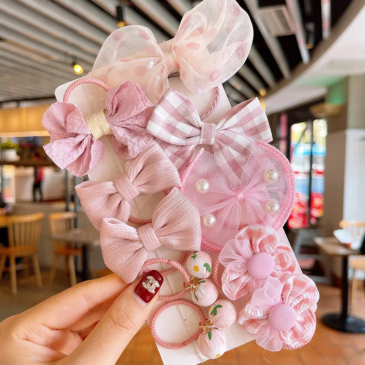 Anneau de cheveux élastique pour bébé avec fleur et nœud en maille. Accessoire adorable et pratique pour les coiffures des petites filles.