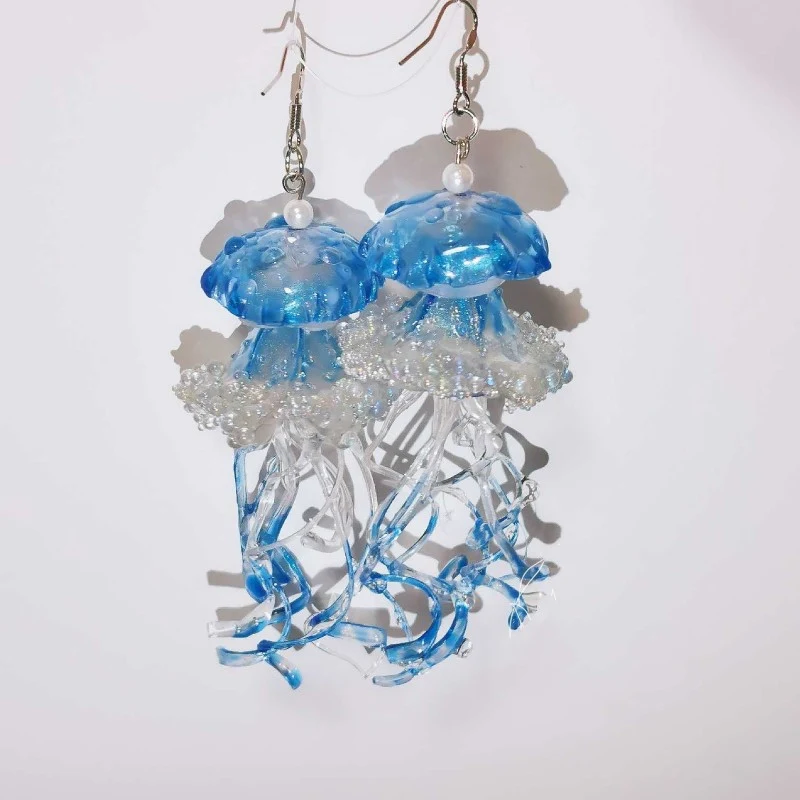 Orecchini a forma di medusa lunghi, creativi e fatti a mano in resina. Unici e originali per un tocco di stile ed eleganza.