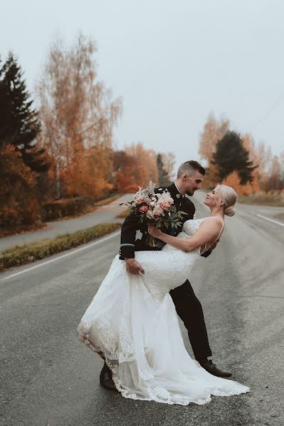 Fotógrafo de casamento Salla Vesa-Tikkanen (kuvaajalahti). Foto de 30 de novembro 2022