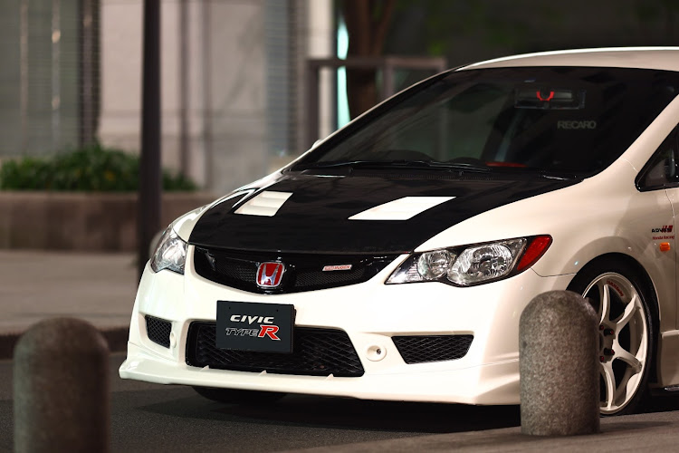 シビックタイプRの深夜のオフィス街・200mm単焦点レンズ・リア用マスコットプレート無くした・TYPE-RとEOS-Rに関するカスタム事例の投稿画像4枚目
