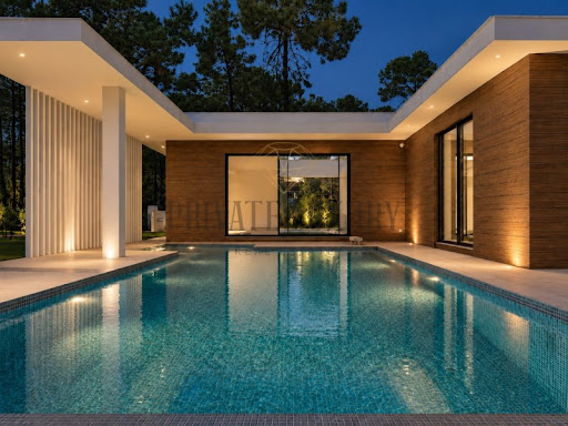 Luxury house for sale in Charneca de Caparica e Sobreda (Portugal) - Modern illuminated swimming pool in front of house