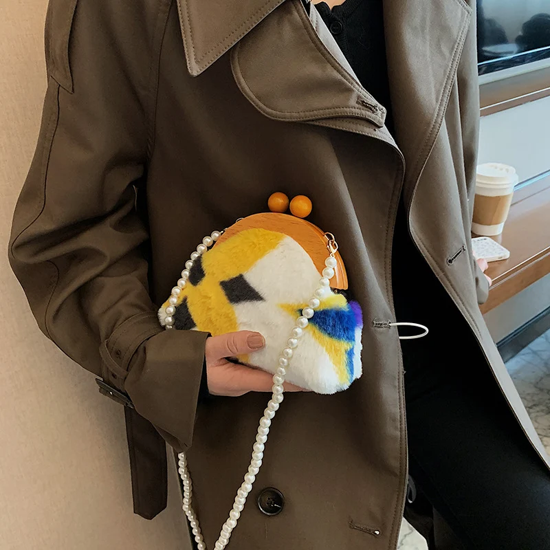 Bolso de hombro único para mujer, nuevo, con cadena de perlas y colores de choque. Perfecto para llevar tus esenciales con estilo y elegancia.