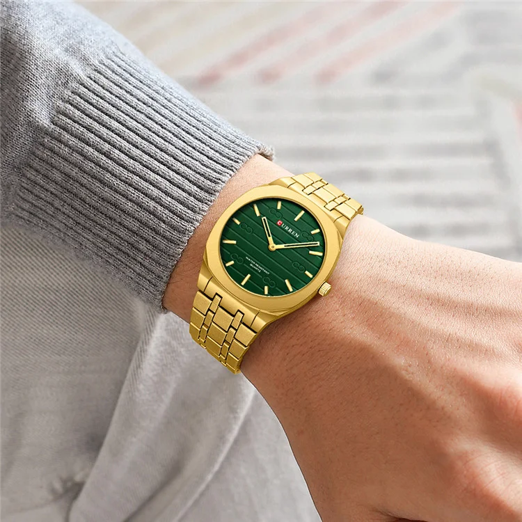 Montre en acier avec calendrier simple, grand cadran et ultra-mince. Lisibilité optimale et élégance discrète pour un usage quotidien.
