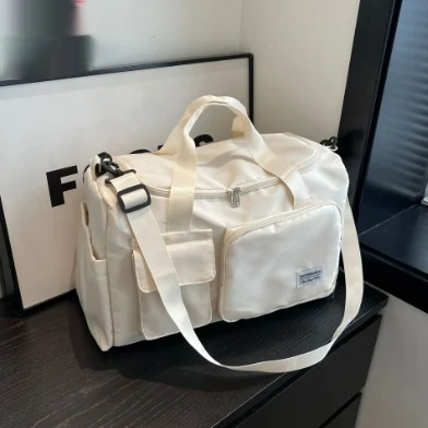 Grote reistas met droog en nat scheiding, veel capaciteit om kleding en toiletartikelen te organiseren. Ideaal voor reizen.