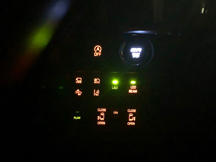 ヴォクシーのスイッチ類・スイッチ交換・LED打ち替え・voxy grに関するカスタム事例の投稿画像3枚目