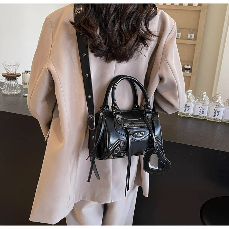 Title 13, Draagbare crossbody schoudertas met kwastjes en...