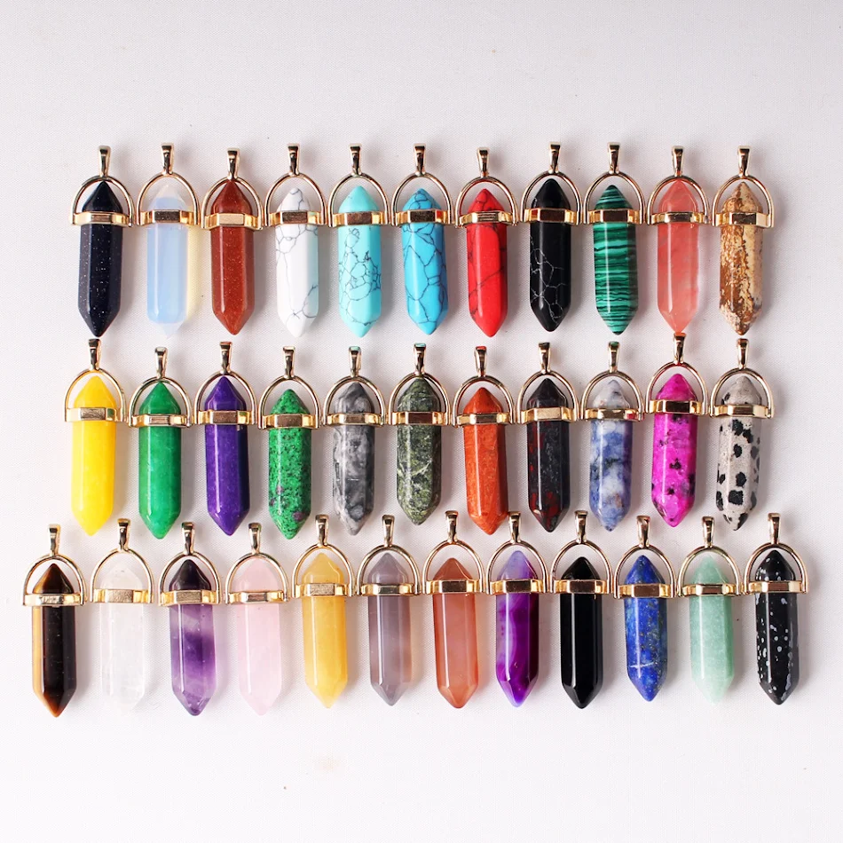 Pendentif prisme hexagonal à boucle plaquée or en cristal de quartz. Un bijou unique pour une touche de raffinement et d'éclat.