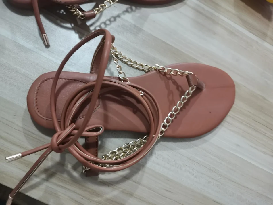 Damskie sandały w kształcie węża z łańcuszkiem, w stylu wróżki. Owiń je wokół stopy i ciesz się letnim, eleganckim i stylowym wyglądem.