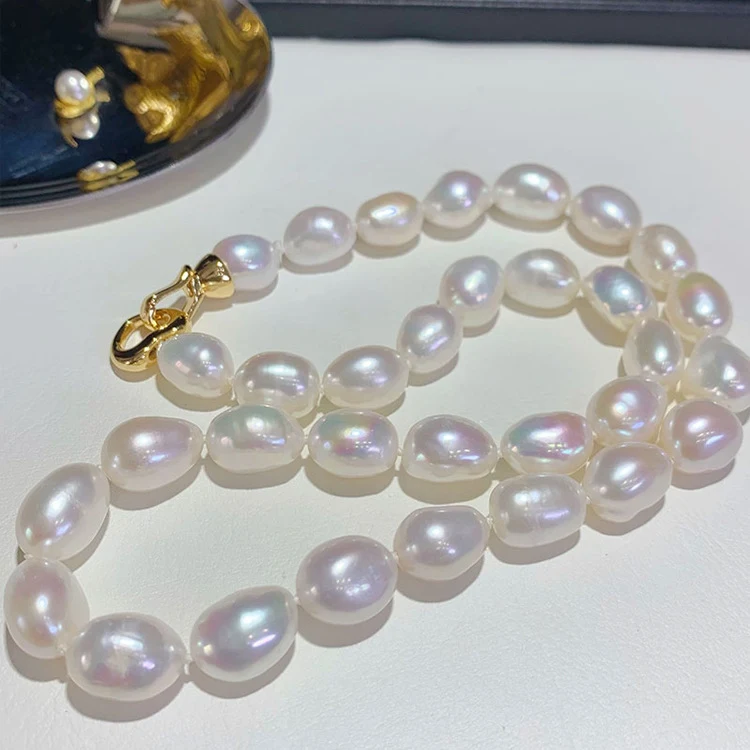 Natuurlijke barok zoetwaterparel ketting, groot, wit, kleurrijk en gevormd. Een prachtige ketting voor een elegante uitstraling.