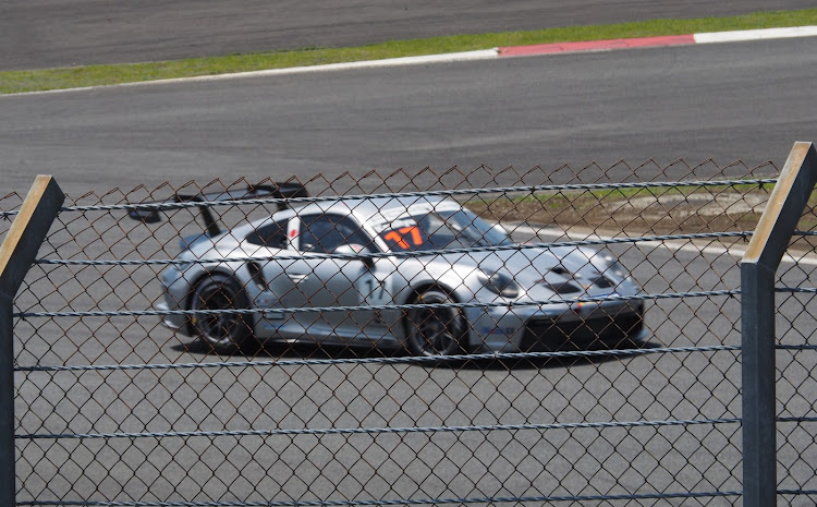 エルグランドのGW・富士スピードウェイ・スーパーGT・室屋選手・ポルシェカレラカップに関するカスタム事例の投稿画像17枚目