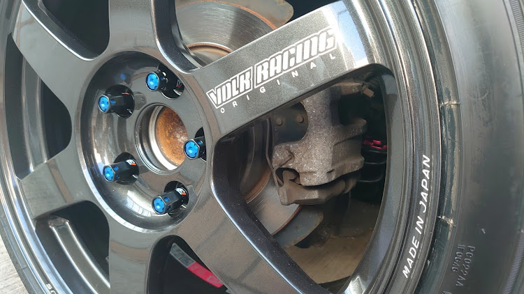 アクセラスポーツのアクセラ乗りと繋がりたい・車高調 BLITZ・RAYS VOLKRACING TE37・DIXCELSDスリットローター・KNIGHTSPORTSに関するカスタム事例の投稿画像5枚目