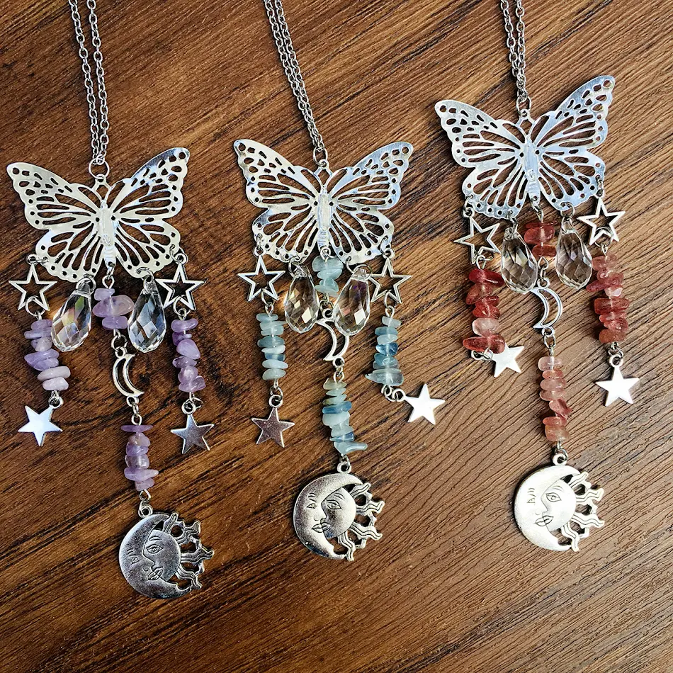 Accessoires Soleil et Lune style papillon avec boule de cristal, carillons éoliens. Détente assurée grâce à la mélodie apaisante.