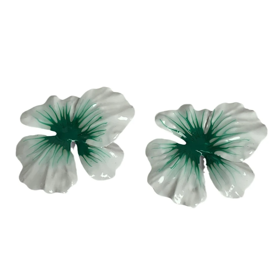 Orecchini grandi a fiore multicolore con vernice spray ad olio, per aggiungere colore e stile unico a qualsiasi outfit.