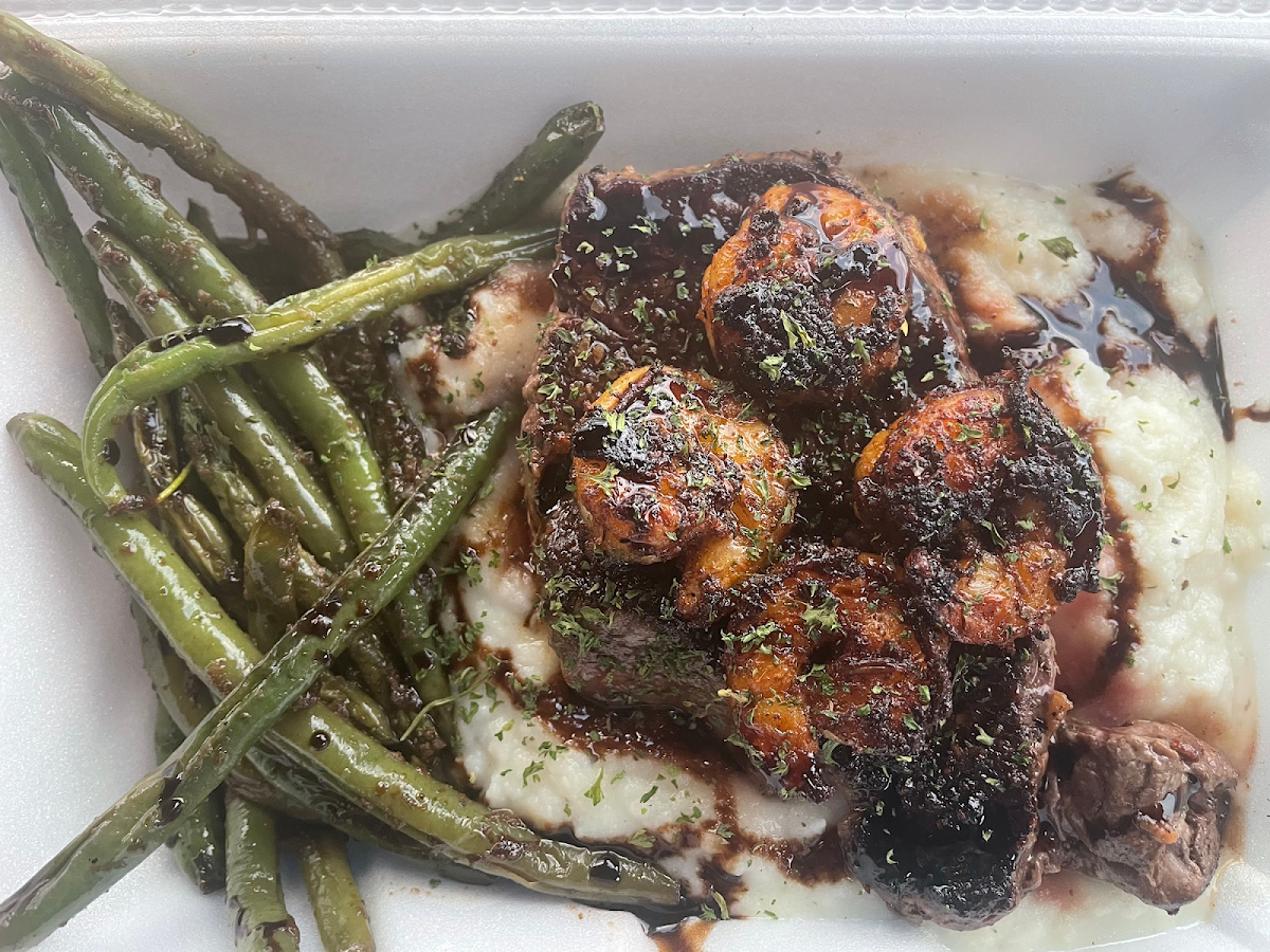 Fillet with mashed potatoes and green beans