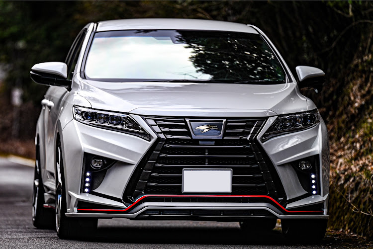 ハリアーのみんなのエアロ見てみたい・ROJAM IRT GENIKに関するカスタム事例の投稿画像1枚目