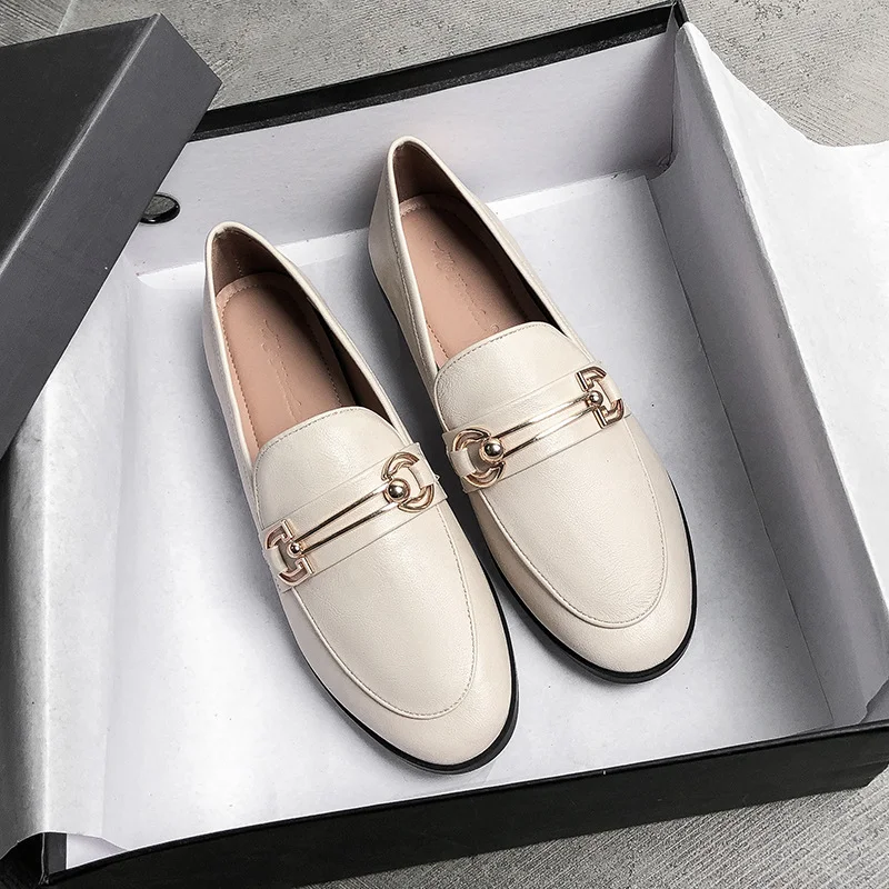 Scarpe da donna inglesi Love Flat per un piede Comfort e stile quotidiano. Design elegante e vestibilità perfetta per la donna moderna. Cammina con eleganza.